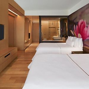 Lounge Access 2 Twin or Single Beds
